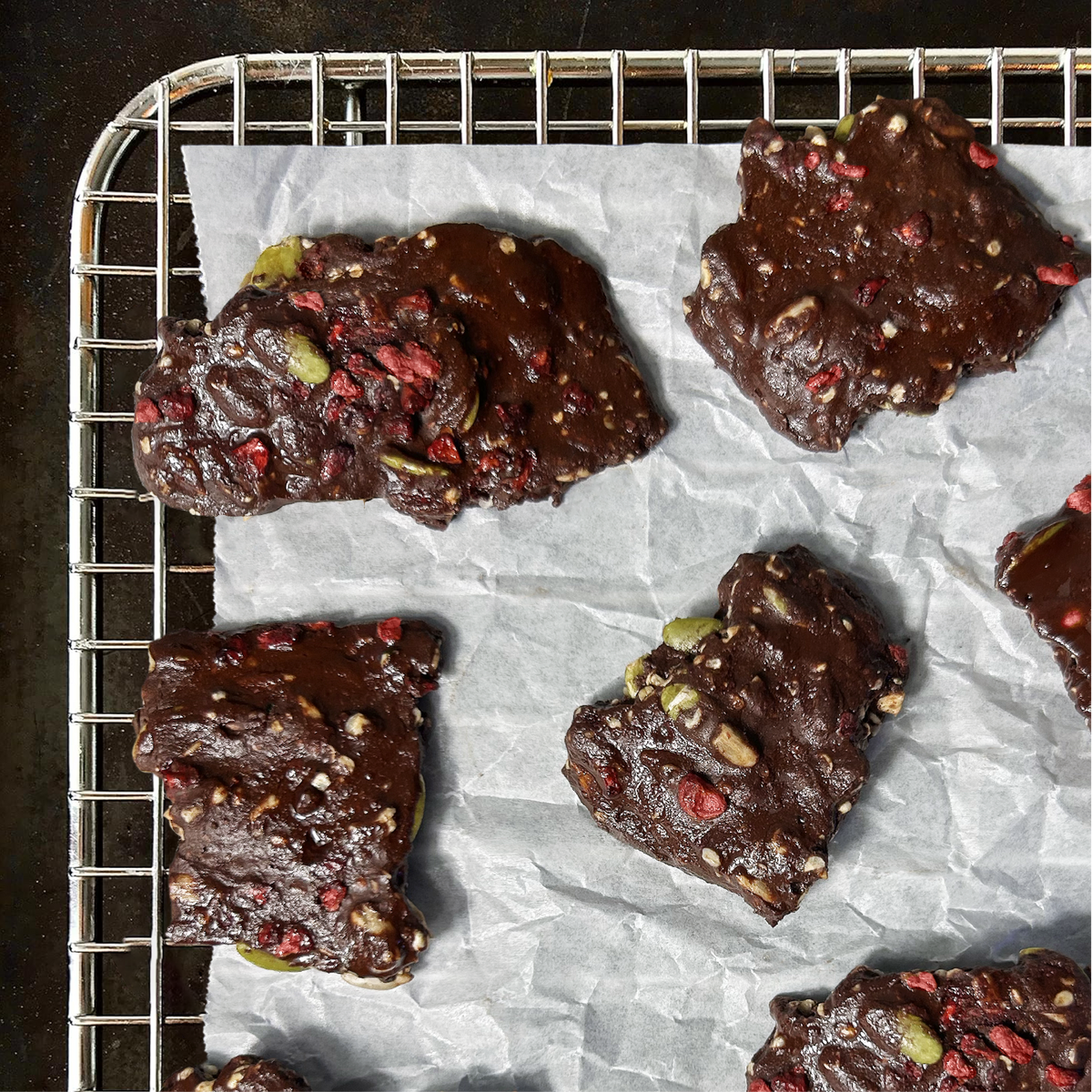 SEEDLY, Raspberry Bliss, Dark Chocolate Bark, 3.6 Oz.